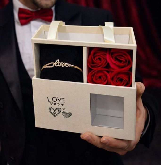 Подарок браслет с розочками в коробке