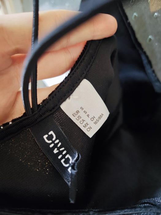 Малка черна рокля с отворен гръб и блестящ зебра мотив H&M