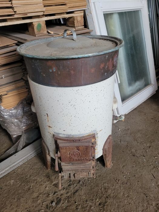 vind soba veche emailata și containere metal