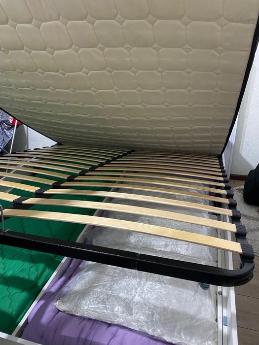 Двухспальная кровать с матрасом