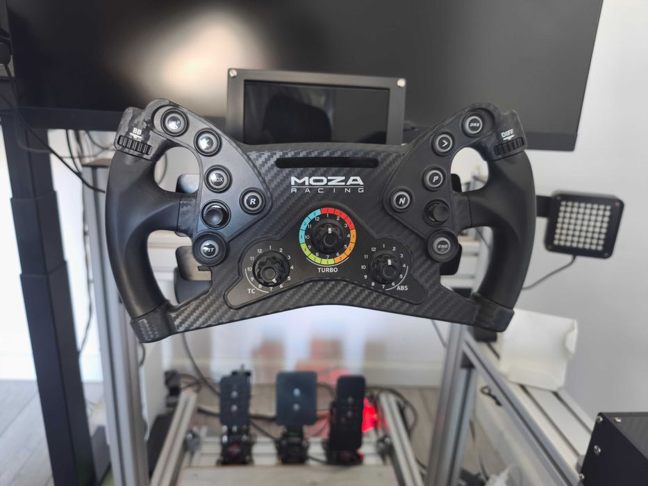 Simulator/cockpit auto - Moza R9, pedale SimForge + accesorii