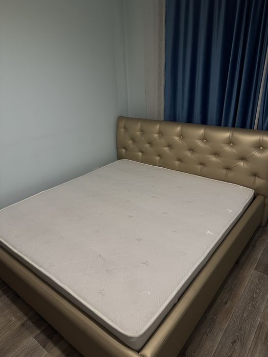 Кровать с мягким изголовьем и ортопедическим матрасом