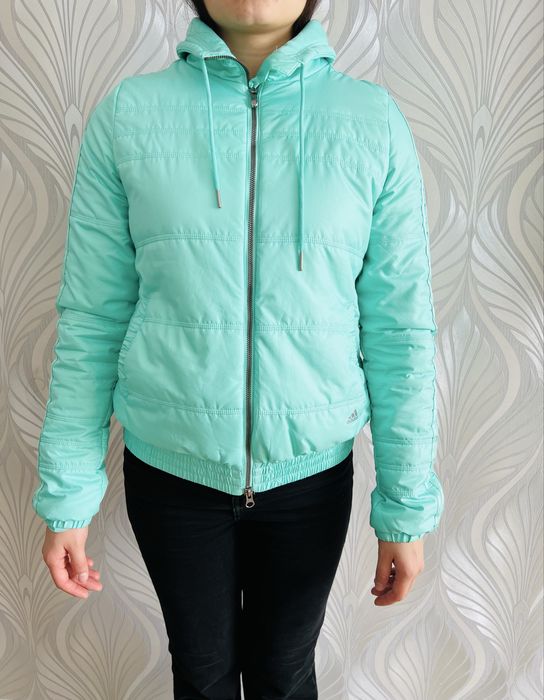 Женакая куртка Адидас