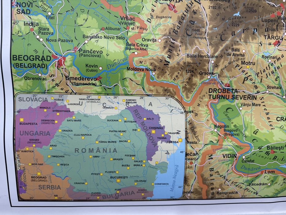 Harta României fizica geografica pe o parte  Pe cealaltă parte Harta României Administrativa . Dimensiuni 100 cm x 65 cm.