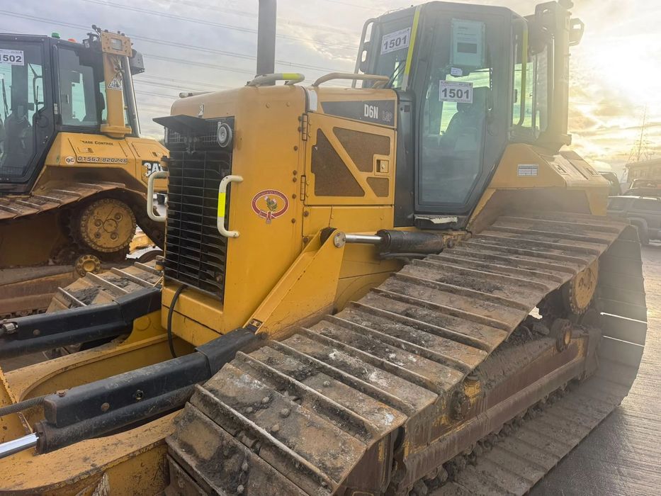 Caterpillar CAT D6N Buldozer https://www.youtube.com/watch?v=ILY-z3sjpVc