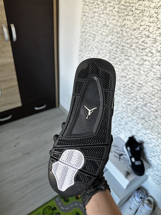 Jordan 4 white thunder