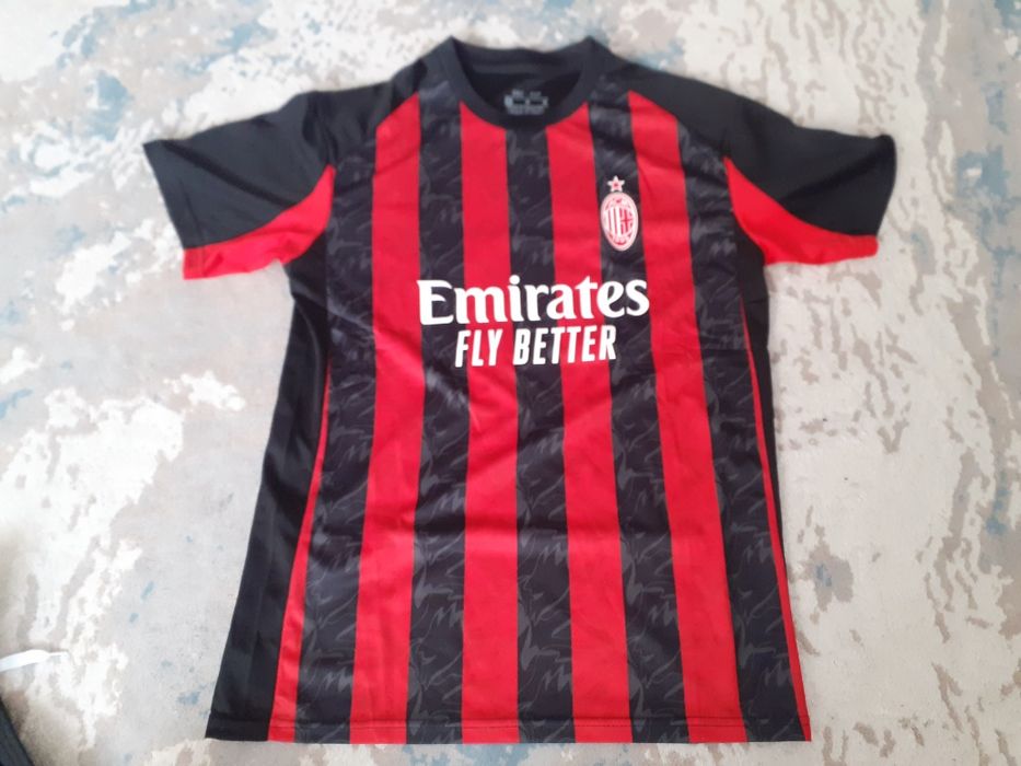 Футбольная форма Милан новый