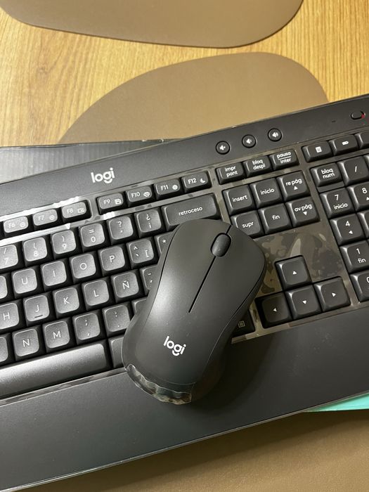 Безжична клавиатура и мишка  Logitech Advanced MK540
