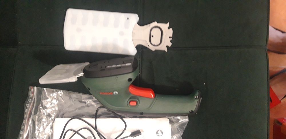 Set BOSCH EasyShear pentru tuns iarbă și tuș