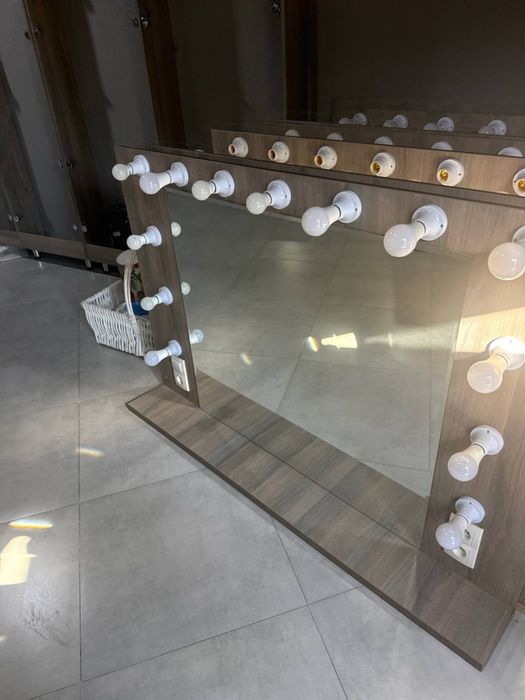 Продаются Гримёрные зеркала с лампами 6 шт для салона красоты