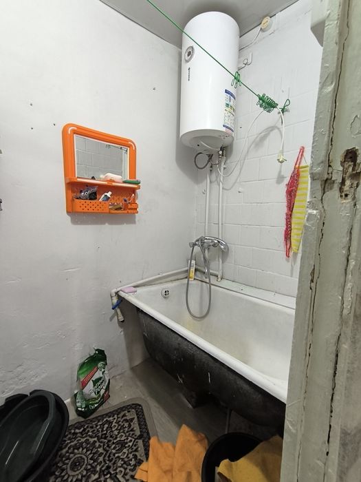 3 х комнатную квартиру у Метро. В деревянном доме Спутник 3.  Огород