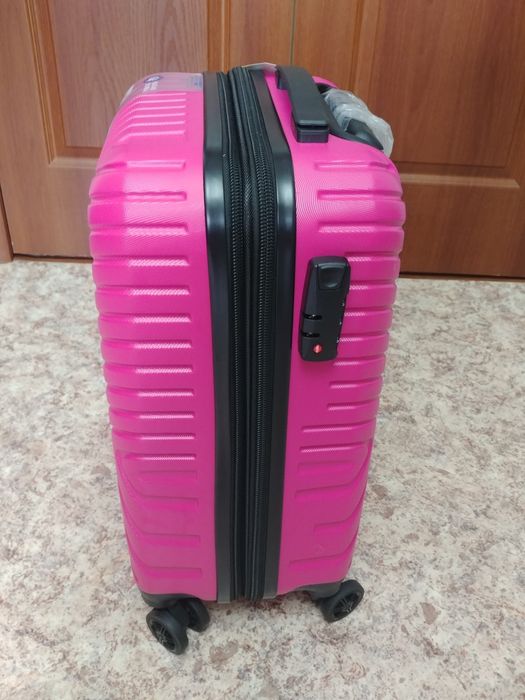 Продаю новый малиновый чемодан