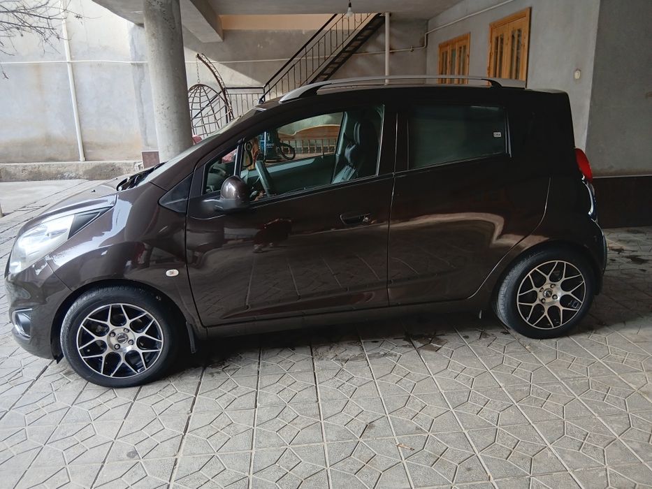 Продаются машина хорошим состоянием!Водила женщина!