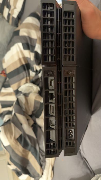 Vând. Playstation 4!