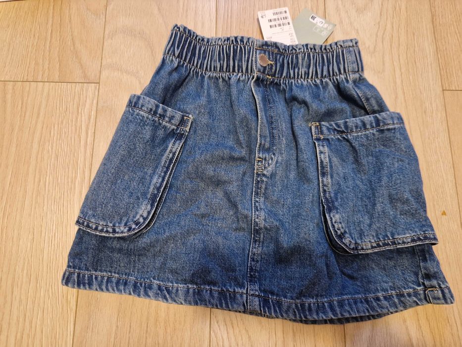 Vand lot hainute noi cu eticheta