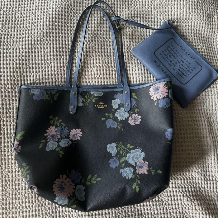 Geanta noua Coach reversibila tote in signature canvas peony print
