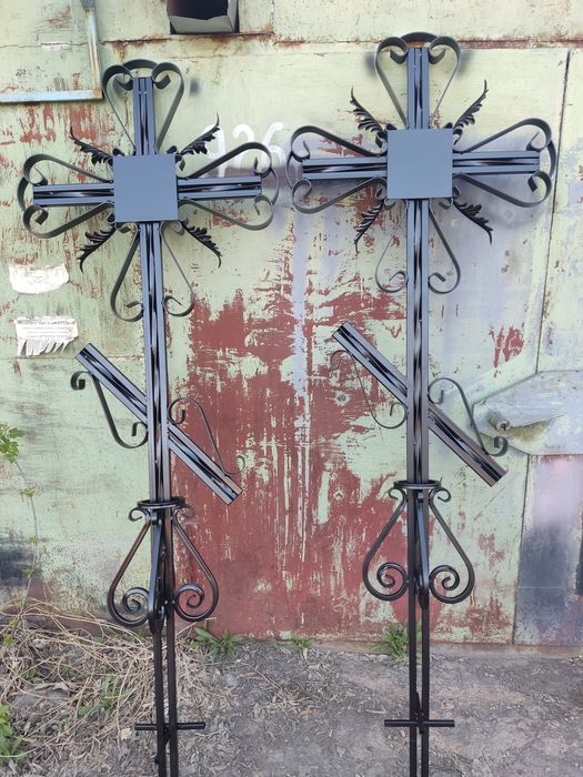 решётки,оградки,кресты,лавочки.