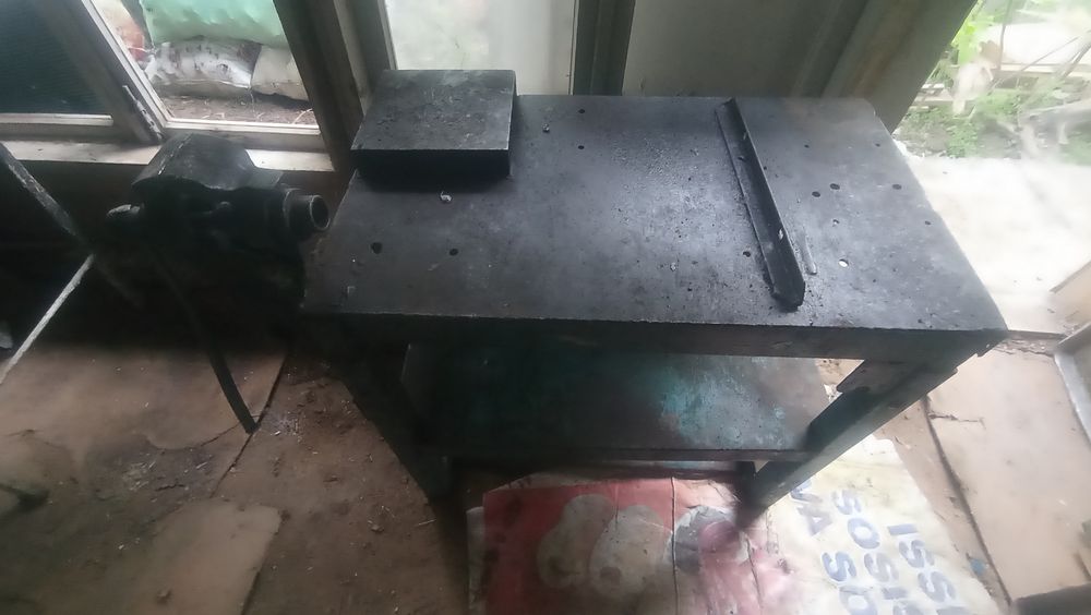 Ящик железный с крышкой