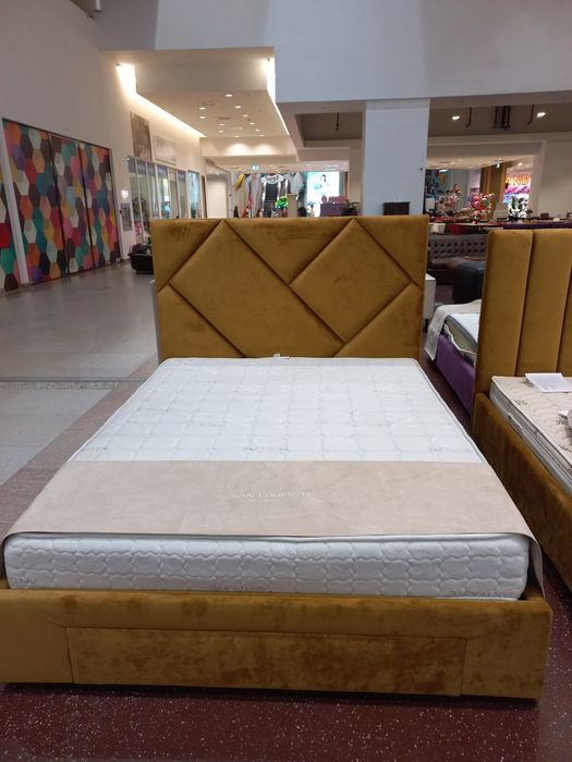 Pat tapitat cu somiere boxspring