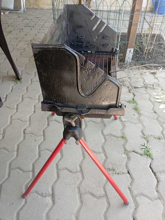 Vand gratar pliabil, portabil ideal pentru picnicuri la iarba verde.