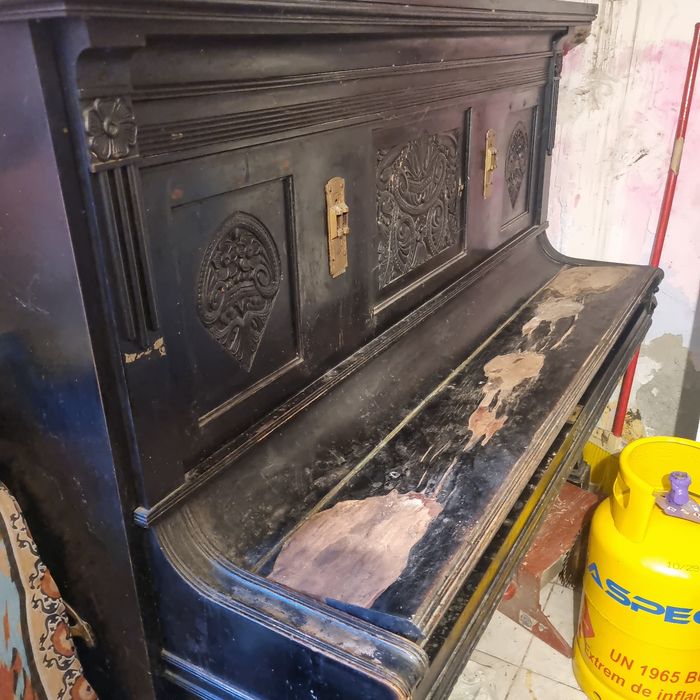Vand pianina foarte veche
