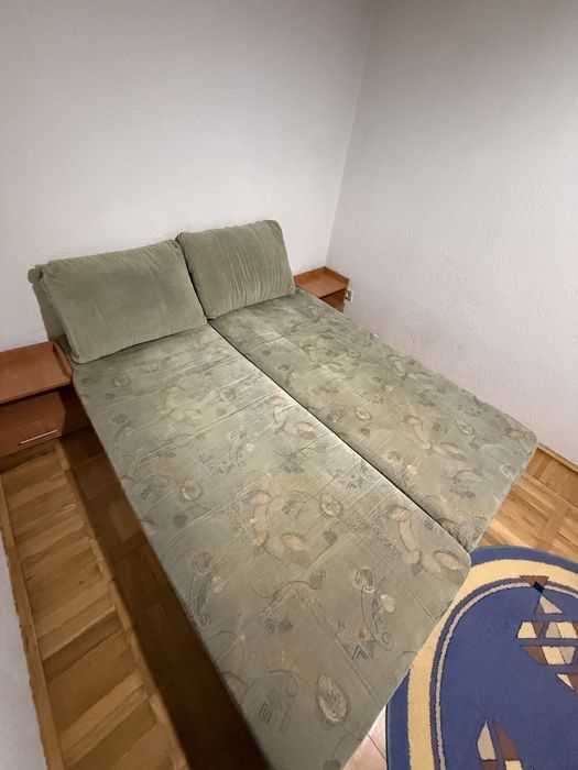 Canapea impecabila cu perne mari incluse