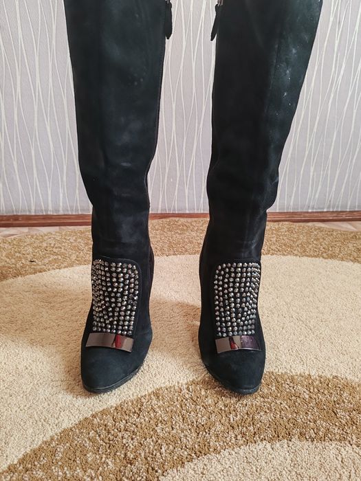 Продам замшевые сапоги