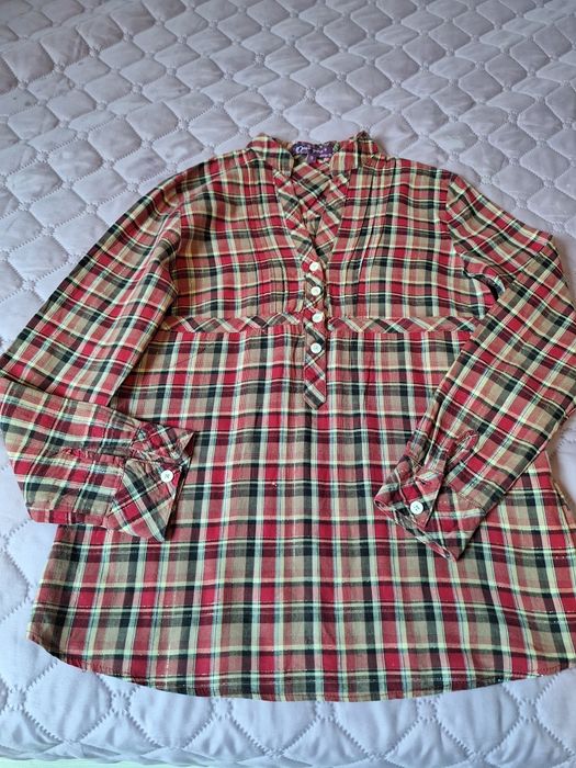 Прекрасна каре дамска риза с лъскава нишка употребявана без забележки