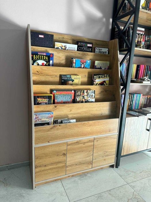 Деревянный шкаф для книг, был сделан на заказ, в идеальном состоянии