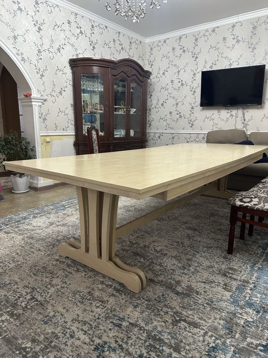 Продам большой стол для зала