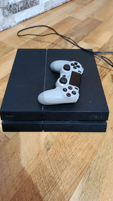 Продавам. Конзолаз джойстик и 2 бр.игри