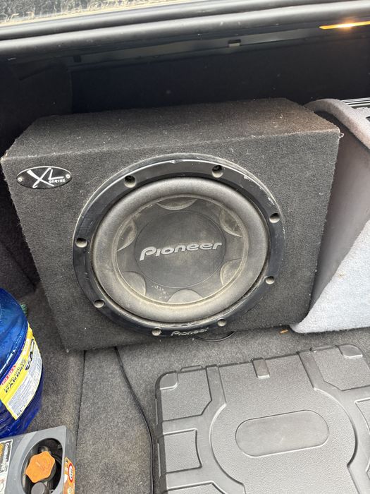 Vand 2 subfoowere cu statie incorporata