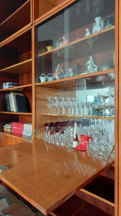 Donez bibliotecă de sufragerie formată din 3 corpuri detașabile, cu bar, rafturi pentru cărți și sertare.