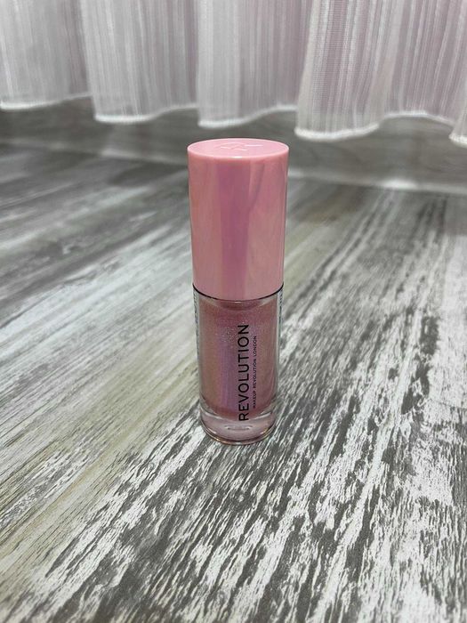 Гланц за устни с бляскав ефект