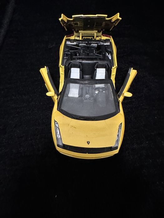 Lamborghini cu anumite piese lipsa si anumite imperfectiuni