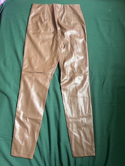 Pantaloni luciosi imitatie piele Sinsay