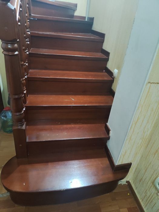 Лестница деревянная