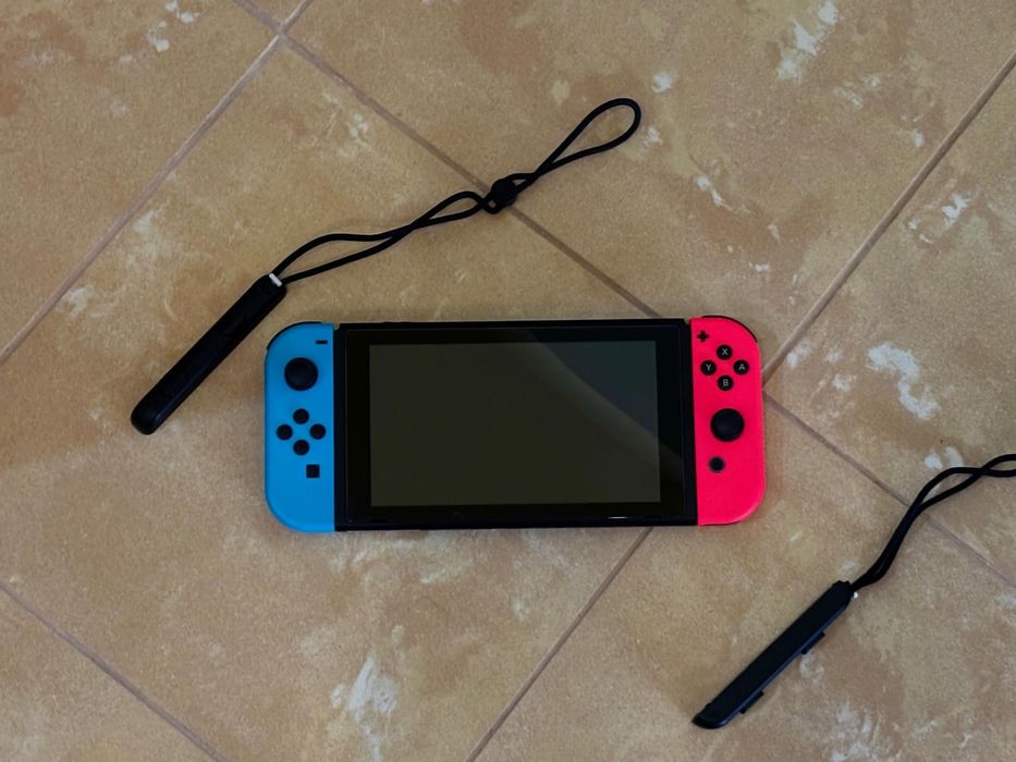 Vând Consola Nintendo Switch V2 cu JOY-CONS Red/Blue.