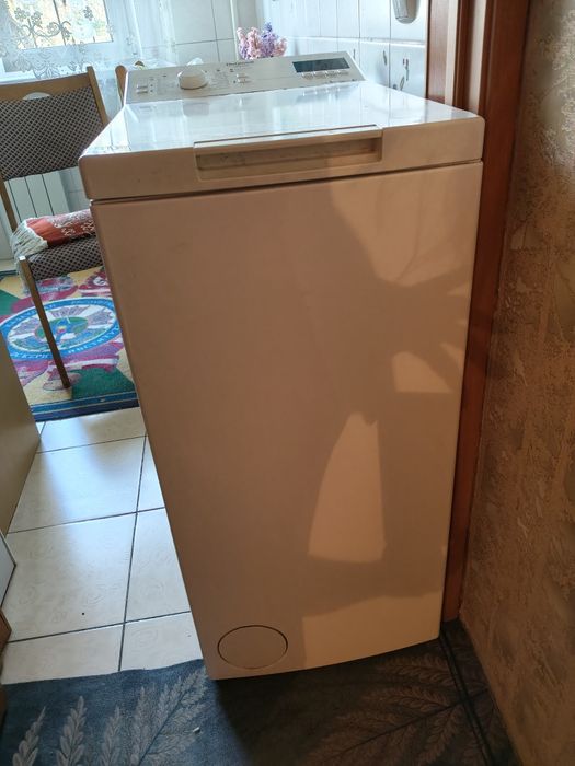 . Стиральная машина Hotpoint ariston