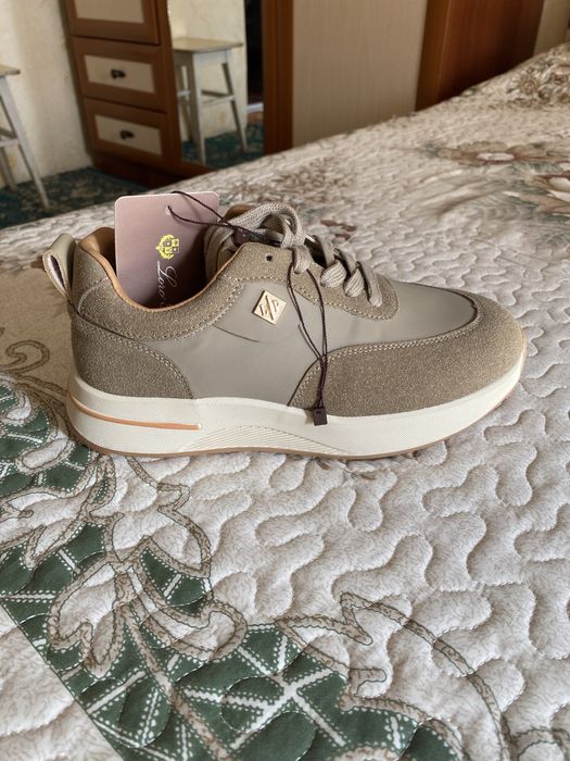 Продам кроссовки женские.