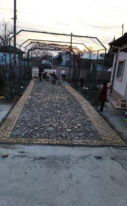 Vând și montez piatră cubică Andezit
