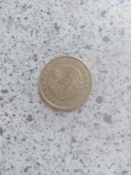 Продам 10 тенге 2012 года