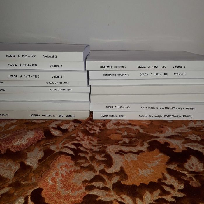 Cărți de fotbal la vânzare