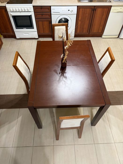 Дървена холна маса