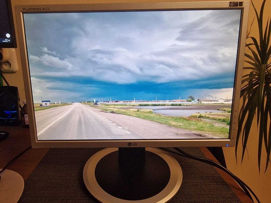 Монитор LG Flatron 19" (Отличная рабочая лошадка)