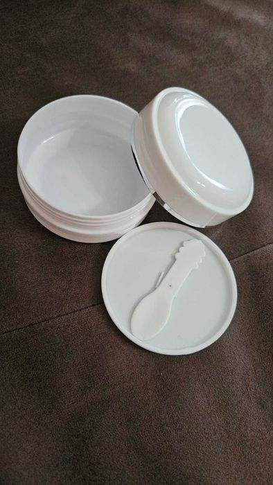 Пластмасово бяло бурканче 100 мл. с капачка, уплътнител и шпатула