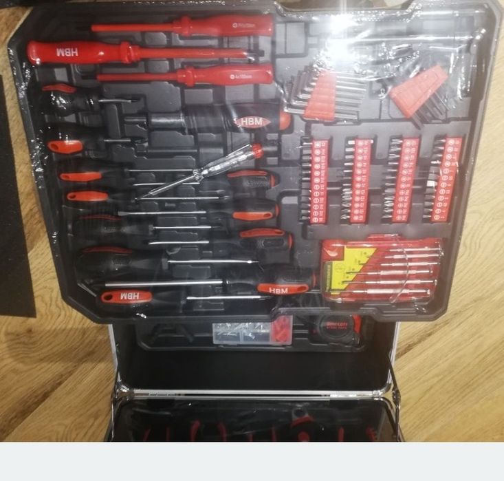 Продавам куфар със инструменти