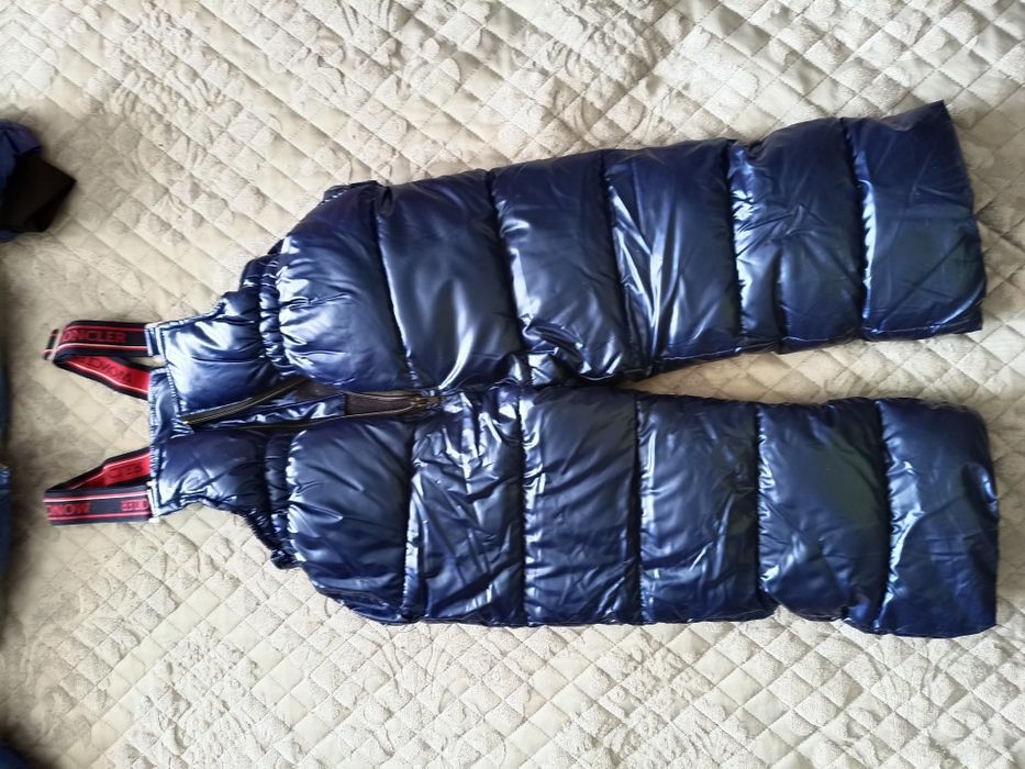 Продам зимние комбинезоны для девочки