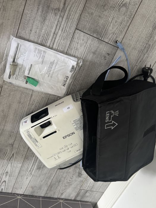 Videoproiector Epson EB-S17 + Geantă originală + Accesorii (Stare excelentă)