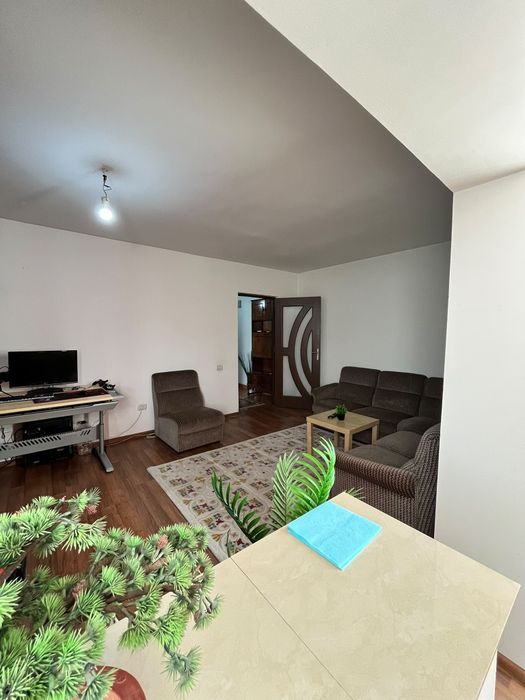 Inchiriez apartament 2 camere.